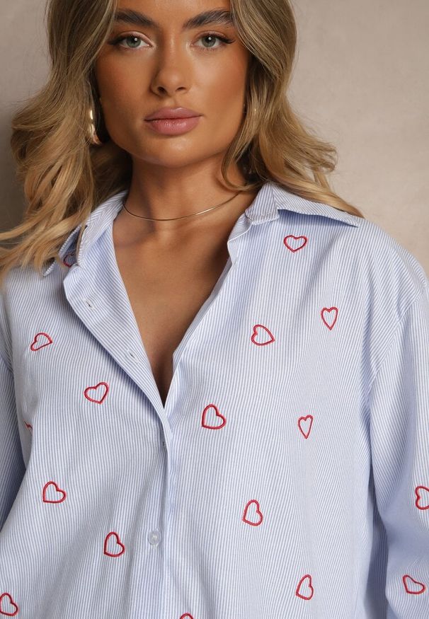 Renee - Niebiesko-Czerwona Koszula Oversize w Prążki Zdobiona Haftem w Serca Nitavela. Okazja: na co dzień. Kolor: niebieski. Materiał: jeans. Długość rękawa: długi rękaw. Długość: długie. Wzór: aplikacja, haft, prążki. Styl: elegancki, casual