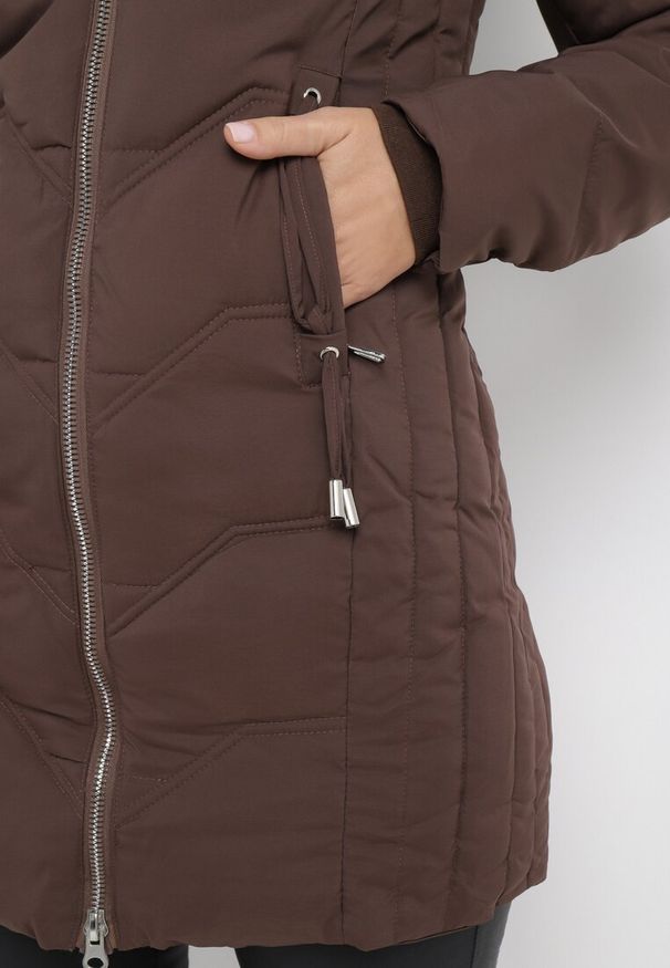 Born2be - Brązowa Kurtka Płaszcz z Pikowaniem i Futrzanym Kapturem Navimesa. Kolor: brązowy. Materiał: futro