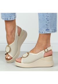 Beżowe skórzane sandały damskie na koturnie T.Sokolski L26-248. Zapięcie: bez zapięcia. Kolor: beżowy. Materiał: skóra. Sezon: lato. Obcas: na koturnie. Styl: klasyczny #1