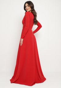 Born2be - Czerwona Rozkloszowana Sukienka z Dekoltem w Serek i Rozcięciem Zdobiona Metaliczną Nicią Emilandra. Typ kołnierza: dekolt w serek. Kolor: czerwony. Materiał: zamsz, materiał. Długość rękawa: długi rękaw. Wzór: aplikacja. Typ sukienki: kopertowe, rozkloszowane. Styl: wizytowy, klasyczny, elegancki #4