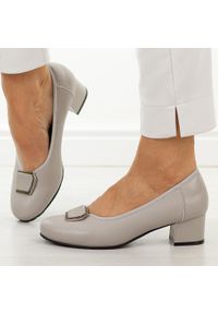 Szare skórzane czółenka damskie Cambell 19413. Okazja: na ślub cywilny, na wesele, na imprezę. Nosek buta: okrągły. Kolor: szary. Szerokość cholewki: normalna. Materiał: skóra. Sezon: wiosna, jesień, lato. Obcas: na obcasie. Styl: elegancki, klasyczny, wizytowy. Wysokość obcasa: niski #1
