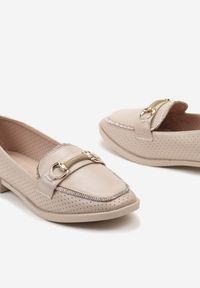 Renee - Beżowe Półbuty w Stylu Loafersów z Perforacją Drobnymi Cyrkoniami i Klamrą Keryth. Okazja: na co dzień. Nosek buta: okrągły. Zapięcie: klamry. Kolor: beżowy. Materiał: materiał, bawełna, jedwab, len. Wzór: aplikacja. Obcas: na płaskiej podeszwie. Styl: casual, elegancki #5