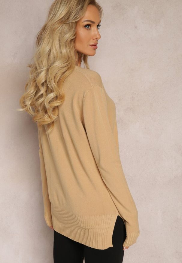 Renee - Beżowy Sweter z Dolnymi Rozcięciami i Ozdobnymi Guzikami Leomana. Kolor: beżowy. Materiał: dzianina, tkanina. Wzór: aplikacja, gładki