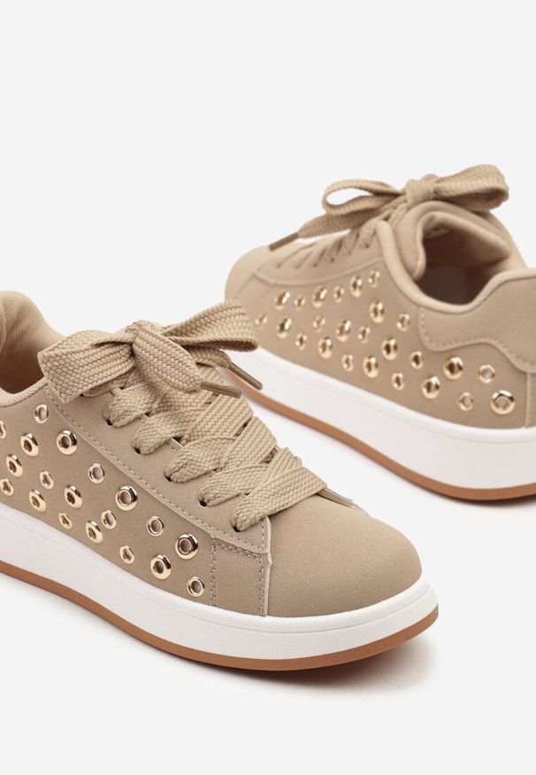Born2be - Ciemnobeżowe Sneakersy Ozdobione Nitami Felorenia. Okazja: na co dzień. Kolor: beżowy. Materiał: jeans. Wzór: aplikacja