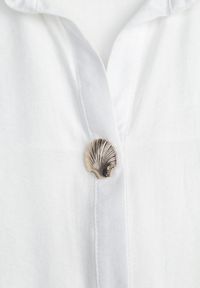Born2be - Biała Wiskozowa Koszula Oversize na Krótki Rękaw z Ozdobnymi Guzikami Selishis. Okazja: do pracy, na co dzień. Kolor: biały. Materiał: wiskoza. Długość rękawa: krótki rękaw. Długość: krótkie. Styl: elegancki, casual #4