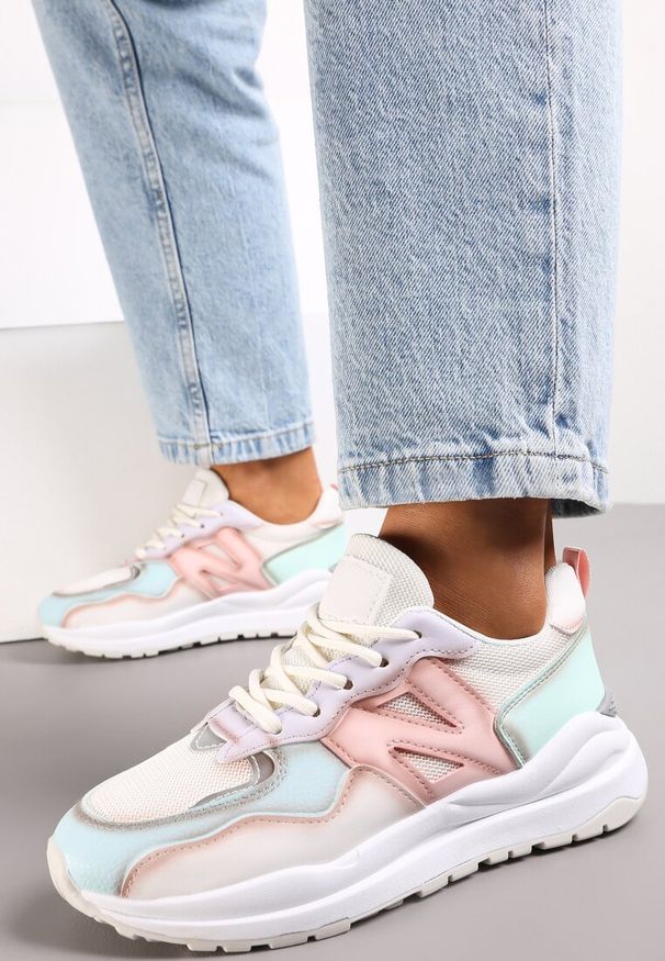 Renee - Biało-Niebieskie Sneakersy Przed Kostkę Zdobione Przeszyciami Flallesi. Wysokość cholewki: przed kostkę. Kolor: niebieski. Wzór: aplikacja
