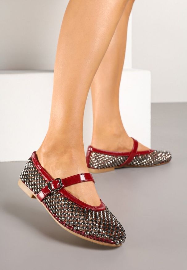 Renee - Czerwone Siateczkowe Balerinki z Paskiem z Błyszczącymi Cyrkoniami Lisabia. Okazja: na co dzień. Zapięcie: pasek. Kolor: czerwony. Materiał: jeans. Szerokość cholewki: normalna. Wzór: aplikacja. Styl: casual, elegancki, klasyczny