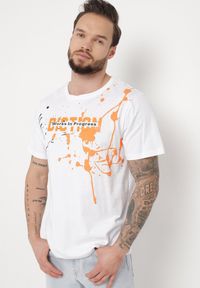 Born2be - Biała Koszulka Bawełniana z Nadrukiem z Przodu Lorasia. Okazja: na co dzień. Kolor: biały. Materiał: bawełna. Wzór: nadruk. Styl: casual