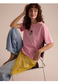 Reserved - T-shirt z nadrukiem - pastelowy róż. Kolor: różowy. Materiał: dzianina, bawełna. Wzór: nadruk #1