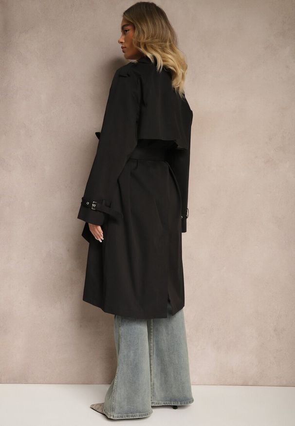 Renee - Czarny Dwurzędowy Płaszcz Typu Trencz z Pagonami i Paskiem w Talii Malwizia. Okazja: na co dzień. Kolor: czarny. Materiał: dzianina. Długość rękawa: długi rękaw. Długość: długie. Styl: casual, elegancki, klasyczny