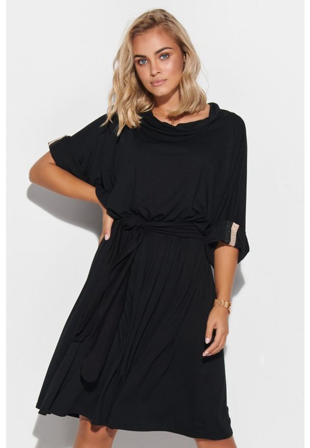 Makadamia - Oversizowa Sukienka z Wiązanym Paskiem - Czarna. Kolor: czarny. Materiał: elastan, wiskoza