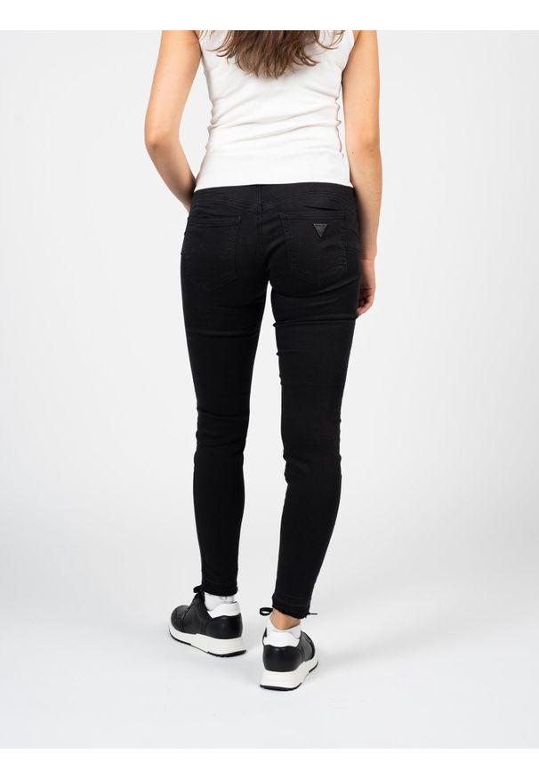 Guess Jeansy "Skinny" | W2RA34 D4KC2 | Kobieta | Czarny. Okazja: na co dzień. Stan: podwyższony. Kolor: czarny. Styl: rockowy, elegancki, casual
