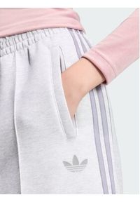 Adidas - adidas Spodnie dresowe SPACER Szary Loose Fit. Kolor: szary. Materiał: dresówka. Sport: turystyka piesza #3