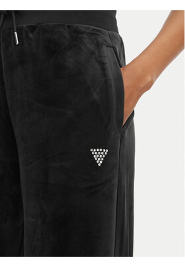 Guess Spodnie dresowe V3BB26 K0232 Czarny Regular Fit. Kolor: czarny. Materiał: syntetyk