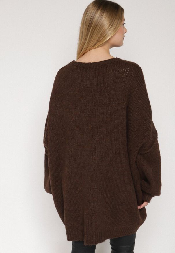 Born2be - Brązowy Sweter z Wiskozą i Wełną o Kroju Nietoperza Fedella. Okazja: na co dzień. Kolor: brązowy. Materiał: wiskoza, wełna. Styl: elegancki, casual