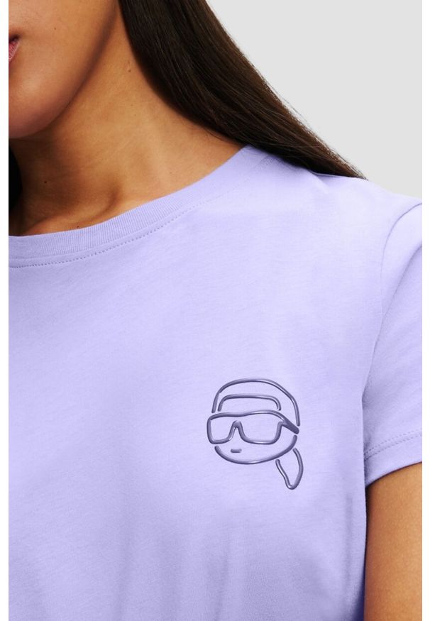 Karl Lagerfeld - KARL LAGERFELD Lawendowy damski t-shirt Ikonik 2.0 Jelly, Rozmiar XS. Kolor: fioletowy. Materiał: bawełna. Długość rękawa: krótki rękaw. Długość: krótkie. Styl: klasyczny