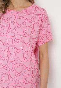 Born2be - Różowy T-shirt z Bawełny z Rękawami Typu Nietoperz i Serduszkami Diralca. Okazja: na co dzień. Kolor: różowy. Materiał: bawełna. Wzór: nadruk. Styl: casual, elegancki