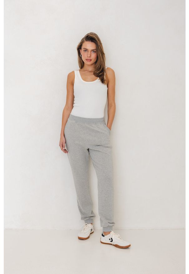 LEKKIE SPODNIE JOGGERS SZARY MELANŻ XS - Flawless. Kolor: szary. Materiał: materiał, skóra, dresówka, bawełna. Wzór: melanż. Sport: joga i pilates