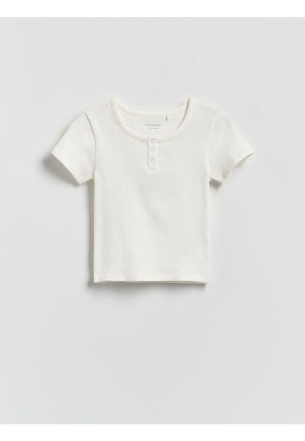 Reserved - Prążkowany t-shirt z guzikami - złamana biel. Materiał: prążkowany