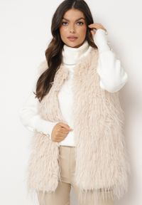 Born2be - Jasnobeżowa Kamizelka Futrzana ze Wsuwanymi Kieszeniami Venzira. Okazja: na co dzień. Kolor: beżowy. Materiał: futro. Wzór: aplikacja. Styl: casual, elegancki #7