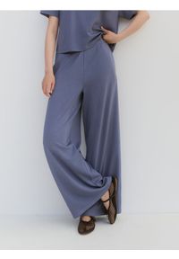Reserved - Dresowe spodnie z modalem - jasnoniebieski. Kolor: niebieski. Materiał: dresówka #1