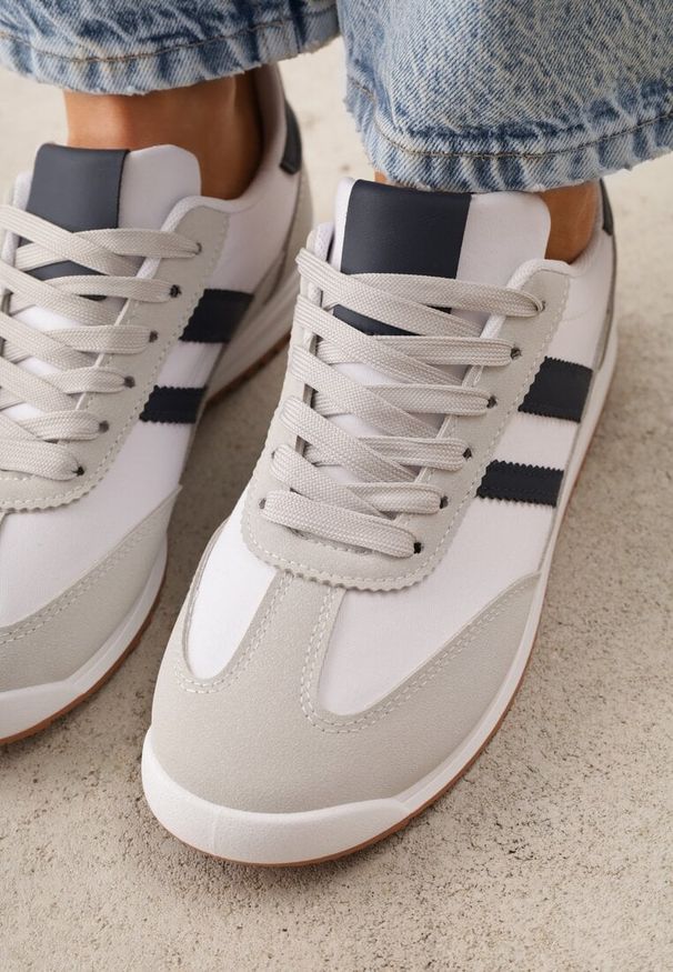 Renee - Białe Sneakersy Ozdobione Dwoma Paskami Lannatea. Okazja: na co dzień. Zapięcie: pasek. Kolor: biały. Wzór: aplikacja