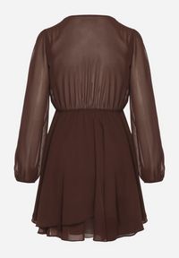 Born2be - Brązowa Rozkloszowana Sukienka z Siateczki z Kopertowym Dekoltem Zenessa. Typ kołnierza: dekolt kopertowy. Kolor: brązowy. Materiał: poliester, materiał. Typ sukienki: kopertowe #2