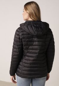 Born2be - Czarna Klasyczna Kurtka Przejściowa z Pikowaniem i Odpinanym Kapturem Fezizola. Okazja: na co dzień. Kolor: czarny. Materiał: jeans. Sezon: wiosna, jesień. Styl: klasyczny #4