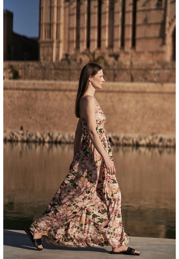MOODO - Sukienka maxi na ramiączka z kwiatowym wzorem różowa. Kolor: różowy. Długość rękawa: na ramiączkach. Wzór: kwiaty. Długość: maxi
