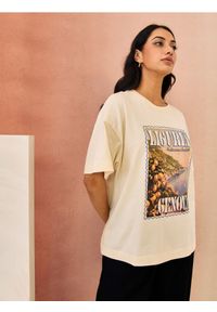 Sinsay - Bawełniana koszulka z nadrukiem wakacyjnym - kremowy. Kolor: kremowy. Materiał: bawełna. Wzór: nadruk. Styl: wakacyjny #1