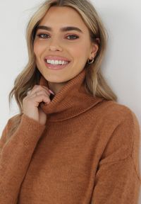 Born2be - Jasnobrązowa Sukienka Dzianinowa Classificator. Okazja: na co dzień. Typ kołnierza: golf. Kolor: brązowy. Materiał: dzianina. Długość rękawa: długi rękaw. Sezon: zima, jesień. Typ sukienki: proste. Styl: casual #5