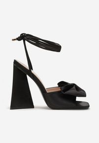 Renee - Czarne Satynowe Sandały z Wiązaniem i Kokardą na Trójkątnym Słupku Azovi. Nosek buta: otwarty. Kolor: czarny. Materiał: satyna. Wzór: aplikacja. Obcas: na słupku. Wysokość obcasa: średni #4