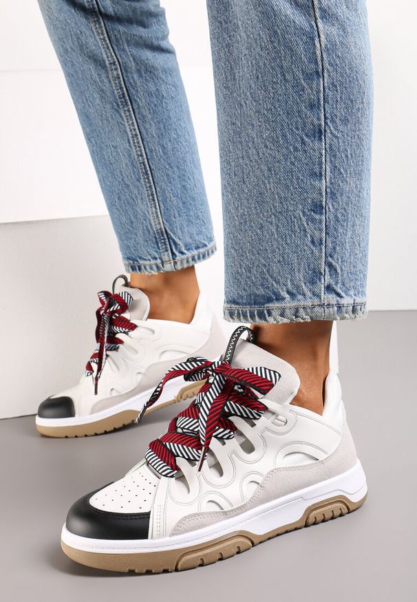 Renee - Biało-Czarne Sneakersy Ozdobione Brokatem z Oryginalnym Sznurowaniem Patricie. Kolor: biały. Wzór: aplikacja