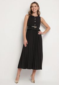 Born2be - Czarna Sukienka Bez Rękawów z Plisami i Paskiem z Klamrą Iffale. Okazja: na spacer, na co dzień. Kolor: czarny. Długość rękawa: bez rękawów. Styl: casual, klasyczny #1