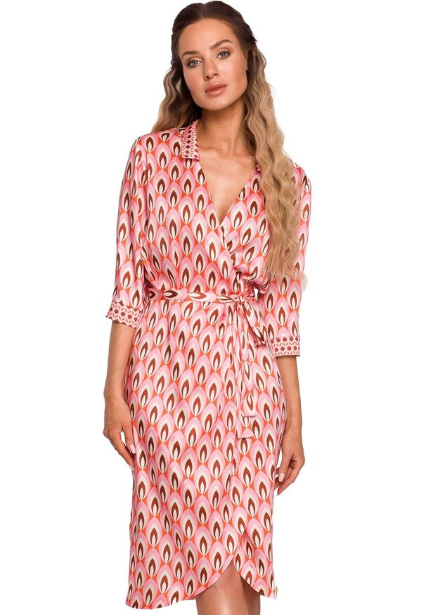 MOE - Satynowa sukienka kopertowa z dekoltem V i wiązaniem różowa. Okazja: na wesele, na imprezę, na ślub cywilny. Kolor: różowy, beżowy. Materiał: satyna. Typ sukienki: kopertowe