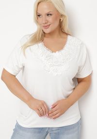 Born2be - Biały Klasyczny T-shirt z Koronką przy Dekolcie Fioma. Okazja: na spotkanie biznesowe. Kolor: biały. Materiał: koronka. Wzór: koronka. Styl: klasyczny #3
