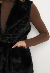 Born2be - Czarna Futrzana Kamizelka z Wiązanym Paskiem i Ozdobnymi Przeszyciami Raetila. Okazja: na co dzień, do pracy, na spotkanie biznesowe. Typ kołnierza: golf. Kolor: czarny. Materiał: futro. Wzór: aplikacja. Styl: biznesowy, casual, elegancki #5