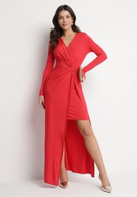 Born2be - Czerwona Sukienka z Efektownym Marszczeniem i Rozcięciem z Wiskozą Kliheria. Okazja: na co dzień. Kolor: czerwony. Materiał: wiskoza. Długość rękawa: długi rękaw. Styl: klasyczny, casual, elegancki #3