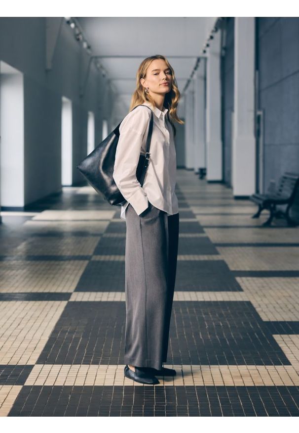 Reserved - Torebka na ramię - czarny. Kolor: czarny. Materiał: skórzane. Rodzaj torebki: na ramię