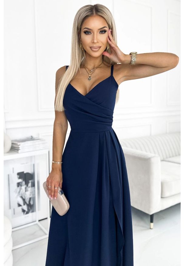 Numoco - Długa sukienka na wesele rozkloszowana na ramiączkach granat. Okazja: na ślub cywilny, na wesele. Typ kołnierza: dekolt w kształcie V. Kolor: niebieski. Wzór: aplikacja. Typ sukienki: rozkloszowane. Materiał: tkanina, elastan. Długość rękawa: na ramiączkach. Styl: elegancki, wizytowy. Długość: maxi