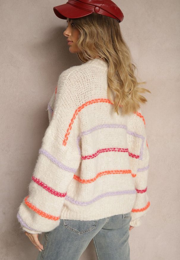 Renee - Jasnobeżowy Sweter Obszyty Kolorowymi Nitkami z Wełną Romizelle. Kolor: beżowy. Materiał: wełna. Długość rękawa: długi rękaw. Długość: długie. Wzór: kolorowy. Styl: elegancki