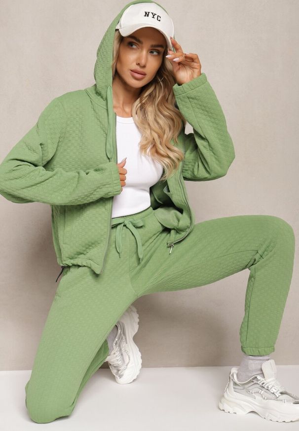 Renee - Zielony Komplet Dresowy z Domieszką Bawełny Pikowana Bluza z Kapturem i Joggery Evathira. Kolor: zielony. Materiał: dresówka, bawełna. Sport: turystyka piesza