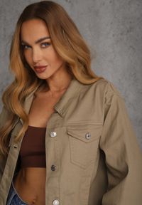 Renee - Ciemnobeżowa Jeansowa Kurtka z Bawełny Perilopei. Okazja: na co dzień. Kolekcja: plus size. Kolor: beżowy. Materiał: bawełna, jeans. Styl: casual #6