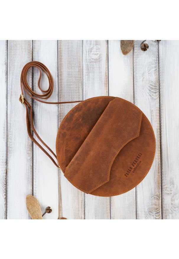 Okrągła listonoszka skórzana PAOLO PERUZZI T-92-OR pomarańczowa. Kolor: pomarańczowy. Sezon: zima, jesień. Materiał: skórzane. Styl: elegancki, vintage. Rodzaj torebki: na ramię