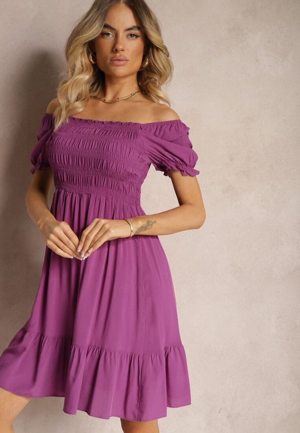 Renee - Ciemnofioletowa Bawełniana Sukienka o Rozkloszowanym Kroju z Gumką przy Dekolcie Moridia. Kolor: fioletowy. Materiał: bawełna. Typ sukienki: rozkloszowane. Styl: elegancki