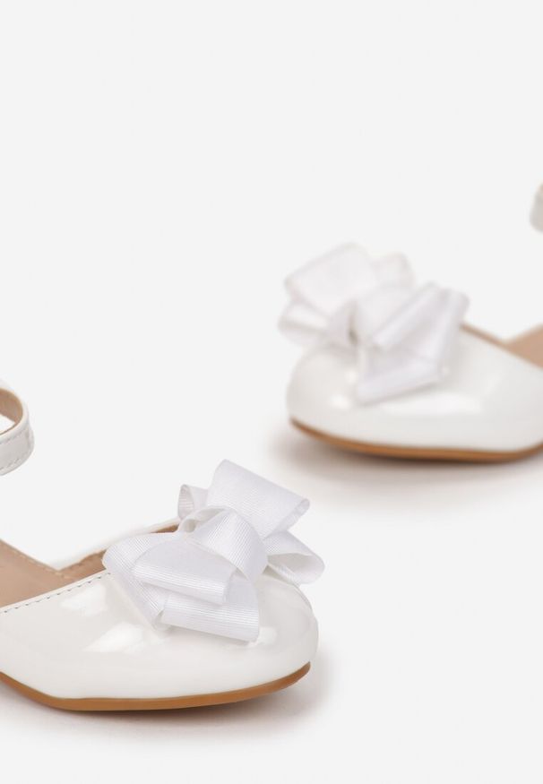 Born2be - Białe Balerinki Antale. Zapięcie: rzepy. Kolor: biały. Materiał: lakier. Wzór: aplikacja, gładki, jednolity