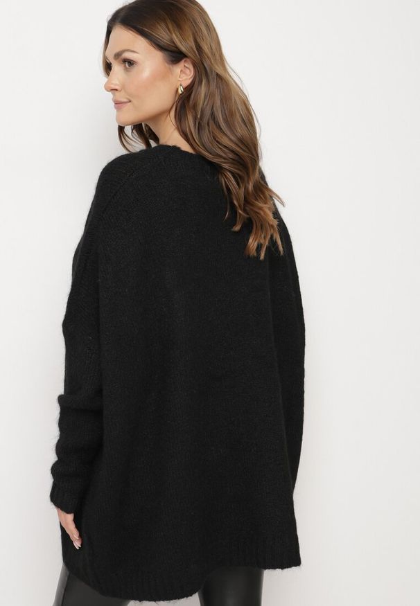 Born2be - Czarny Klasyczny Sweter o Kroju Oversize Zallelia. Okazja: na spotkanie biznesowe, do pracy, na co dzień. Kolor: czarny. Materiał: wełna. Długość rękawa: długi rękaw. Długość: długie. Sezon: jesień. Styl: klasyczny