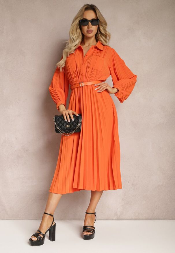 Renee - Pomarańczowa Rozkloszowana Sukienka Midi z Guzikami i Paskiem Ozdobiona Plisowaniem Lathori. Kolor: pomarańczowy. Wzór: aplikacja. Długość: midi