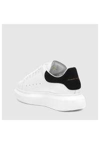 Alexander McQueen - ALEXANDER MCQUEEN Białe sneakersy damskie z czarnym napiętkiem. Kolor: biały. Materiał: zamsz, skóra. Szerokość cholewki: normalna #3