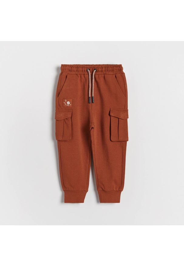 Reserved - Spodnie dresowe z kieszeniami cargo - Brązowy. Kolor: brązowy. Materiał: dresówka